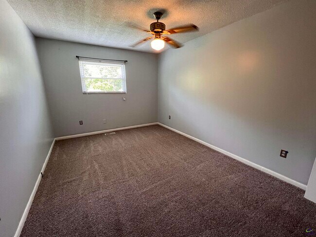 Building Photo - 304 Lakeshore Dr