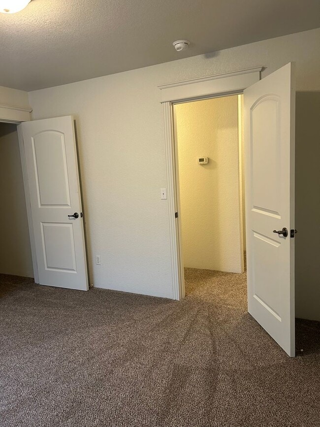 Building Photo - 3 Bedroom 2.5 Bath Duplex