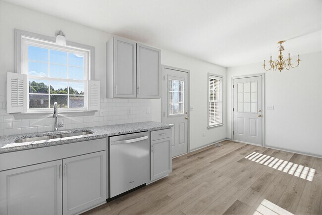 Building Photo - Beautifully Updated 3 bedroom, 2 bathroom Brick Ranch in Lexington