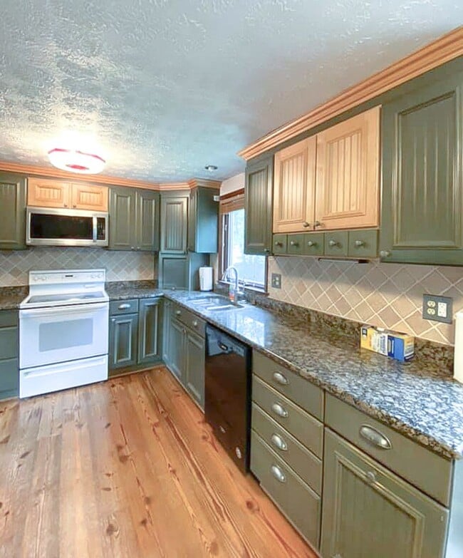 Building Photo - Charming 2-Level, 3 Bedroom 2 Bathroom Hom...