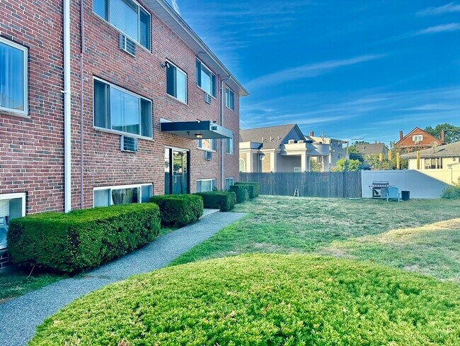 Building Photo - 195 Salem St