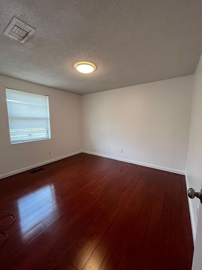 Building Photo - Beautifully renovated 3/1 home with 1,608 ...