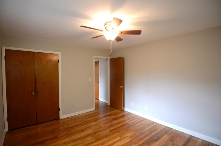 Building Photo - 5850 Robison Rd