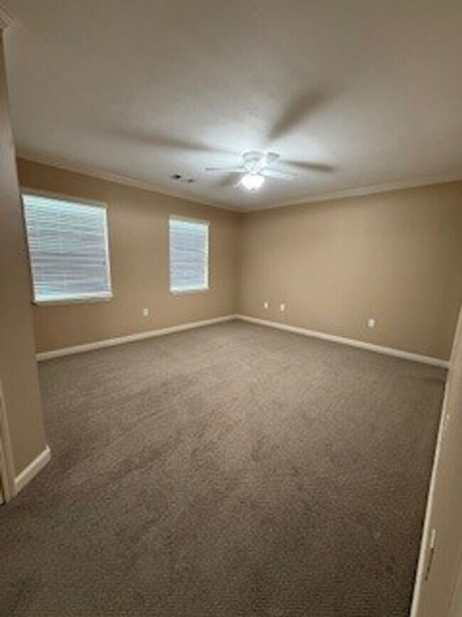 Building Photo - 4 Laura Dr