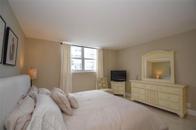 Building Photo - 4250 Galt Ocean Dr