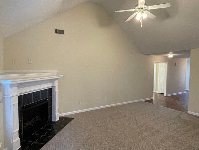 Building Photo - 612 Lory Ln