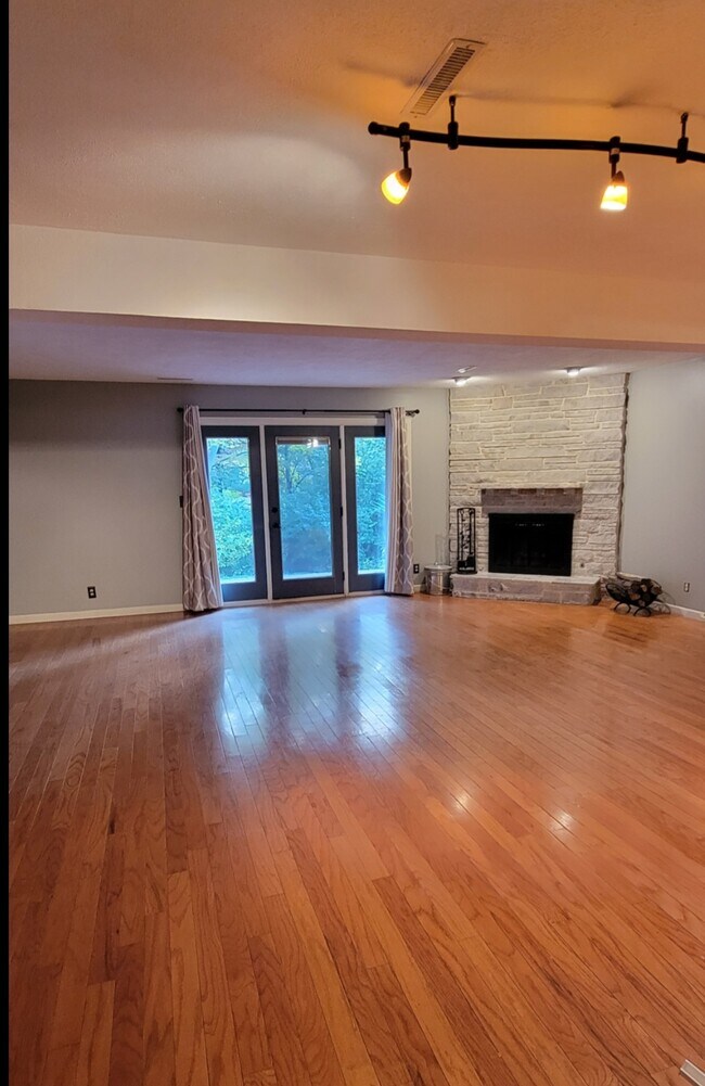 Huge living room with fireplace - 2805 Ponca St