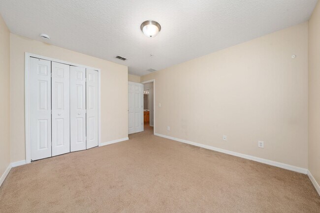 Building Photo - Town House 3 Bedroom and /2.5 Bathrooms. At Lee Vista area gated Community.