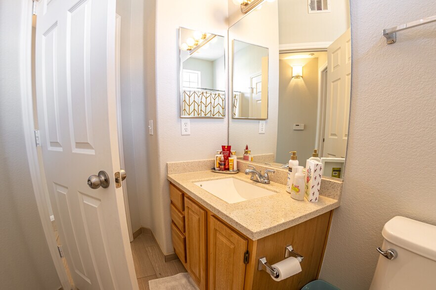 Building Photo - 5855 Valley Dr