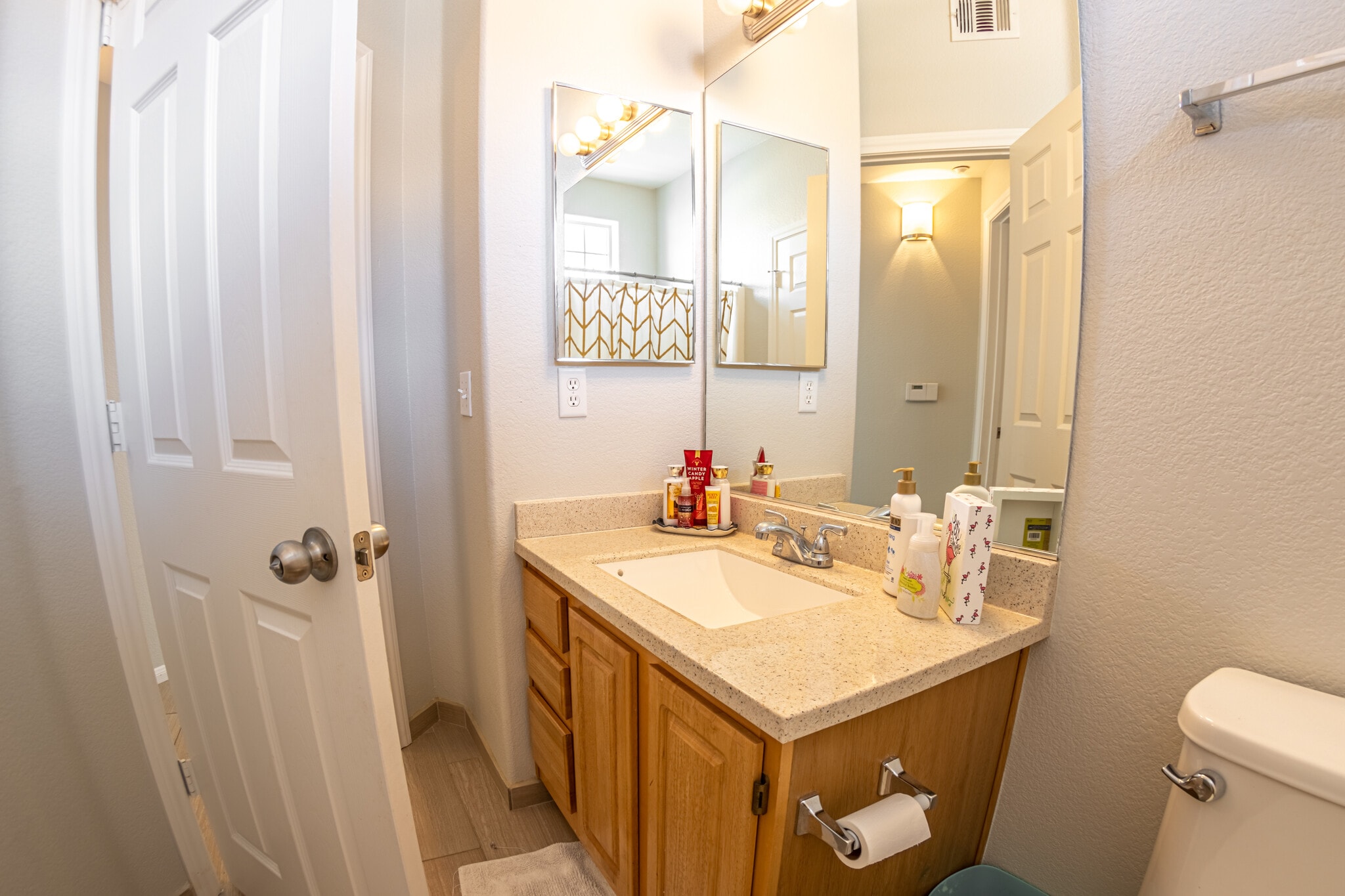 Building Photo - 5855 Valley Dr