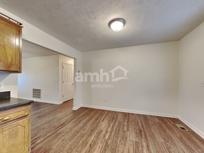 Building Photo - 200 Priest View Dr