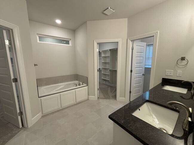 Building Photo - Cozy 4 Bedroom/2.5 Bath Home in a Wonderful Neighborhood