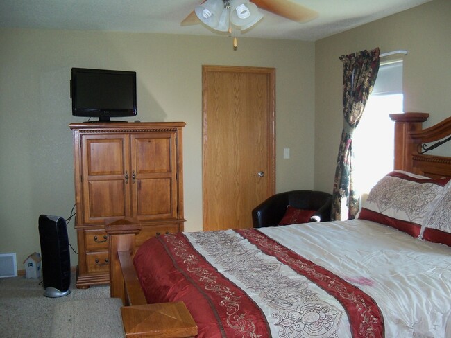 Building Photo - 4 BED | 3 BATH | TRI-LEVEL | DOUBLE GARAGE...