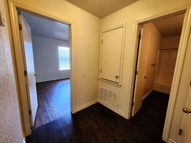 Building Photo - 3204 Toledo Dr