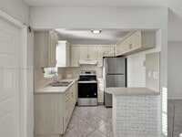 Building Photo - 1100 NE 9th Ave