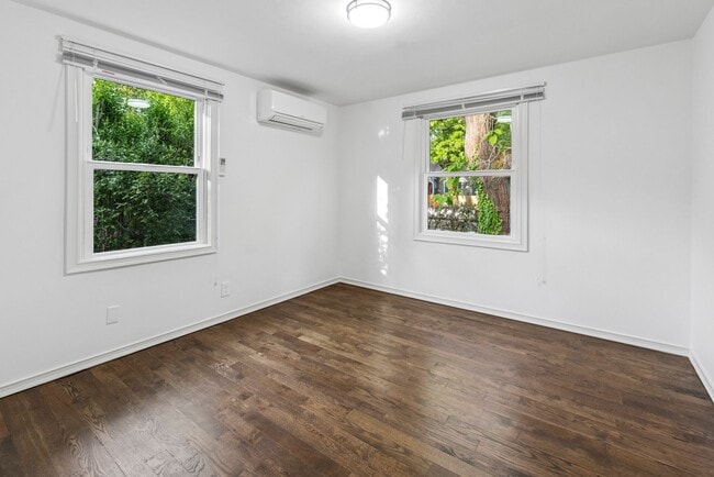 Building Photo - Updated 2 bed 1 bath Wedgewood area home