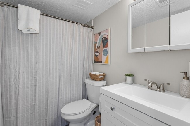 Building Photo - 516 Splitlog Ave