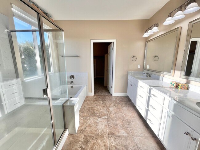 Building Photo - Beautiful 5 bed 3 1/2 bath with SOLAR! Great location!