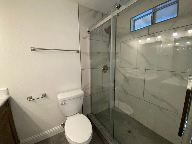Building Photo - Modern 4 Bedroom, 3 Bath House - Near Died...