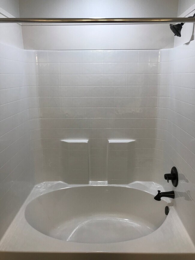 Building Photo - Gorgeous 2 bed/2 bath near Bunny Trail