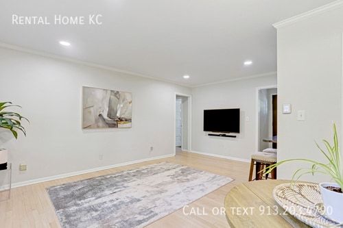 Building Photo - 5906 W 75th Terrace