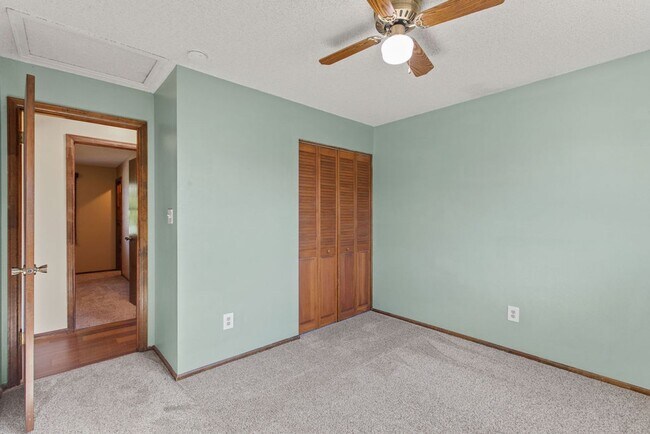 Building Photo - 4 bed, 2 bath, large yard available in Woo...
