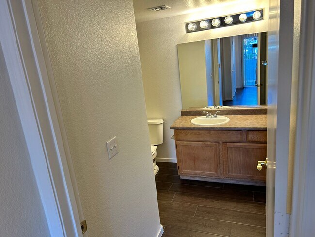 Building Photo - Beautiful unfurnished 2 bedroom in the Sou...