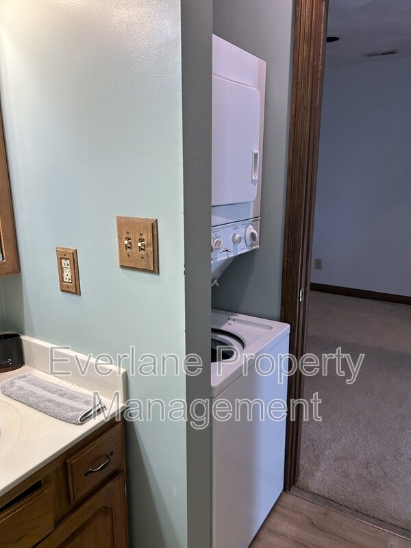 Building Photo - 65 E Cedar St