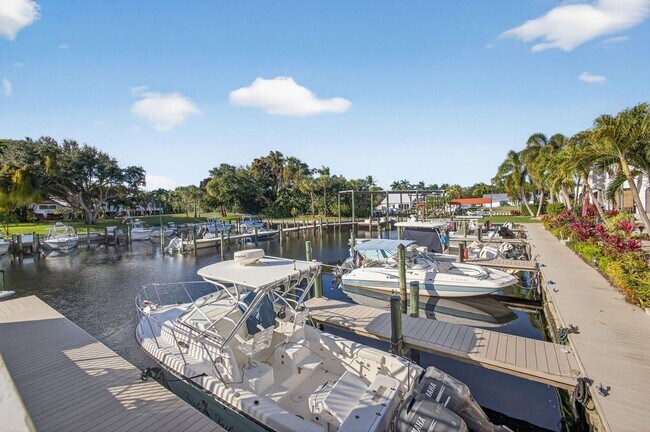 Building Photo - 2320 Treasure Isle Dr