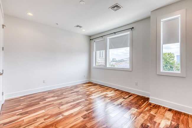 Building Photo - 740 S Christopher Columbus Blvd