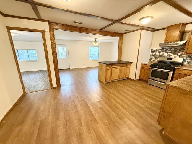 Building Photo - 4-bed, 3-bath, HUGE yard!