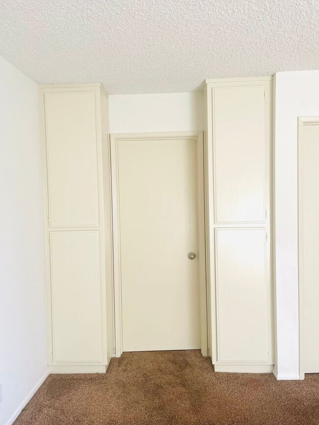 Building Photo - Spacious 2-bedroom, 2-bathroom condo featu...