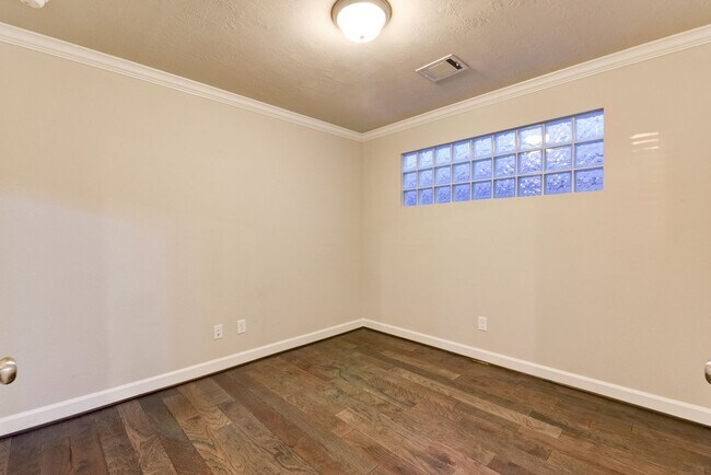 Building Photo - Beautiful Home Right on Durham Drive!