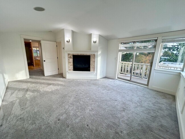 Building Photo - Queen Anne Townhouse