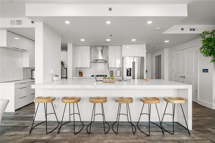 Building Photo - 3338 Peachtree Rd