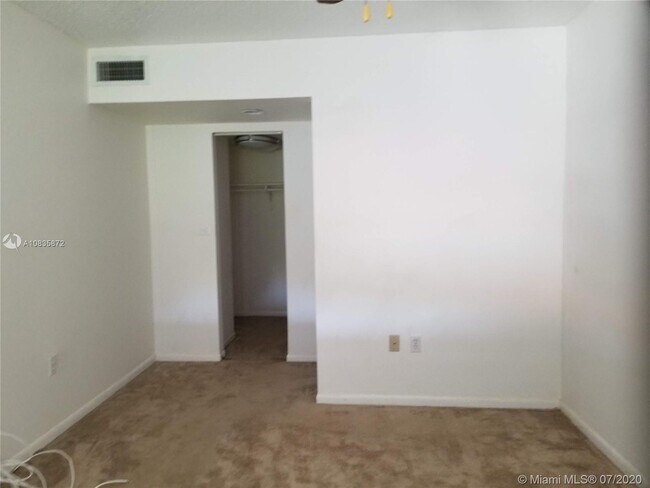 Building Photo - 6886 N Kendall Dr