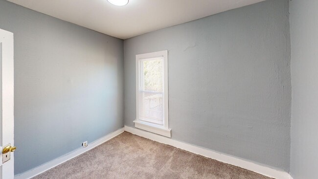 Building Photo - 3 Bedrooms, Newly updated!