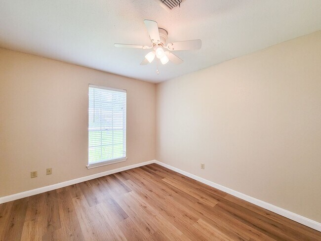Building Photo - NICE 3 BEDROOM 2 BATH LEASE HOME IN SPRING...