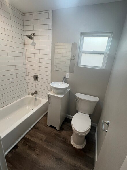 Building Photo - 301 E 7th St