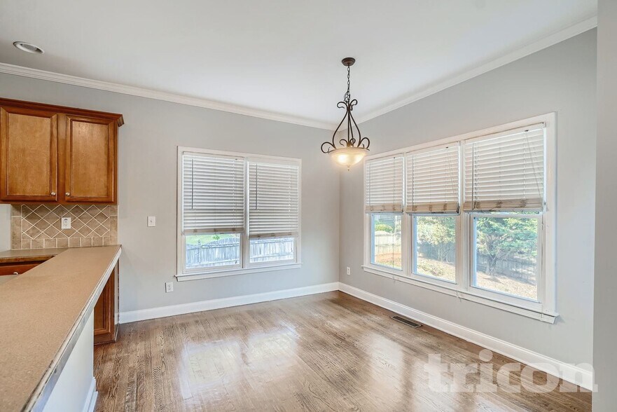 Building Photo - 3587 Vern Way NE