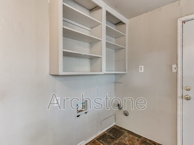 Building Photo - 527 E Boeing Dr