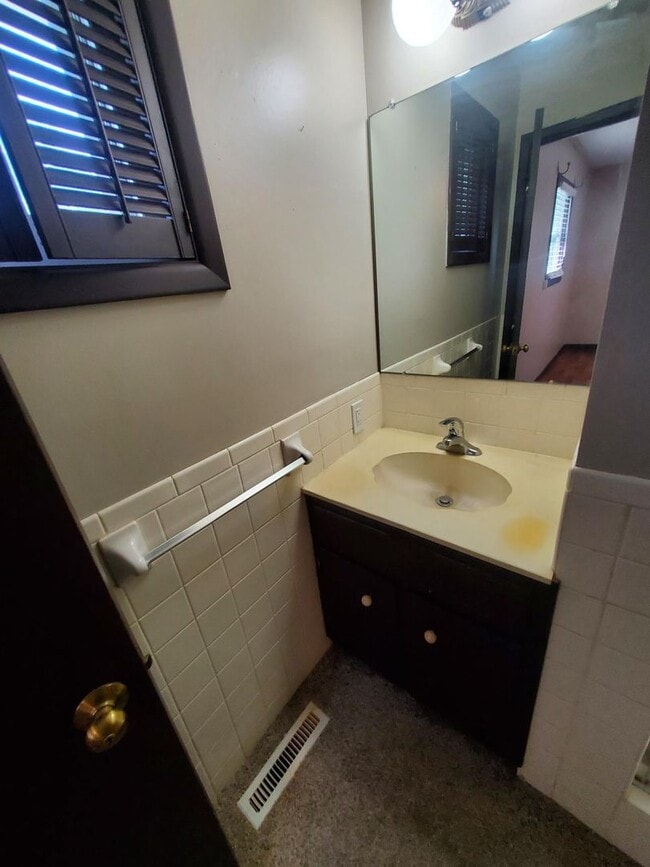 Building Photo - large free standing home Just S. of 13th a...