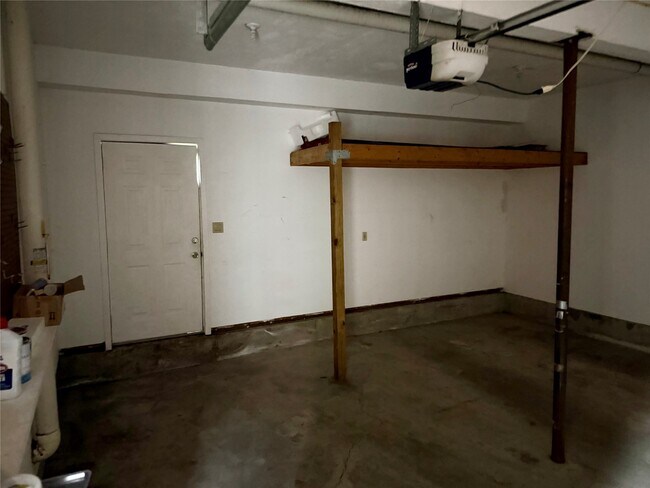Building Photo - 917 Prescott Ave