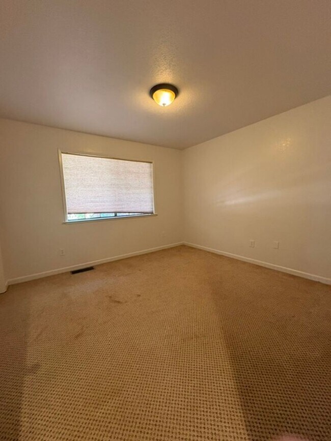 Building Photo - 12499 Incline Dr