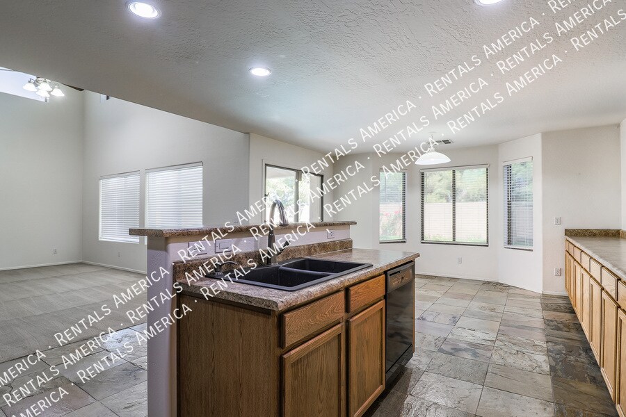 Building Photo - 10606 W La Reata Ave