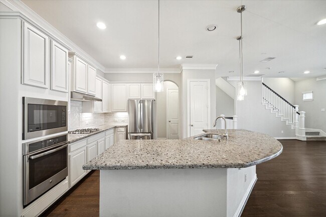 Building Photo - 430 N Live Oak St