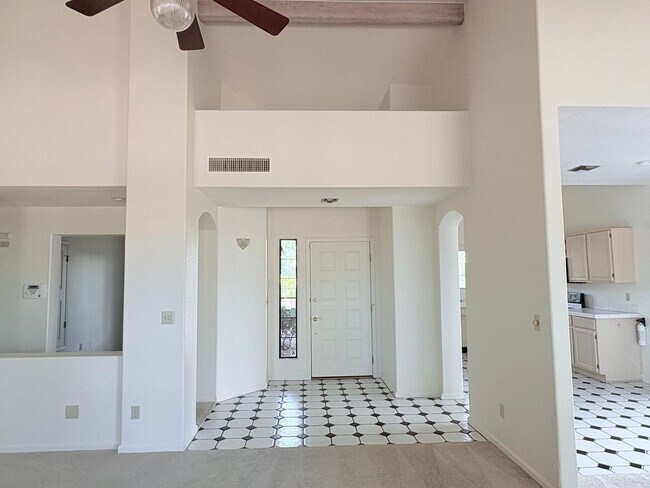 Building Photo - Spacious 2bd/2bath + Den home in gorgeous community (there's a lake!)