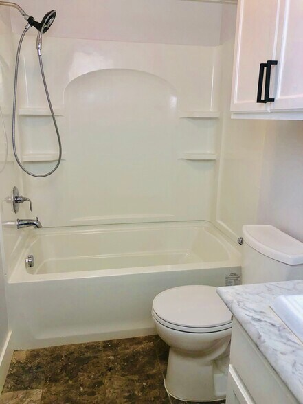 Bath tub - 1132 NW 34th St