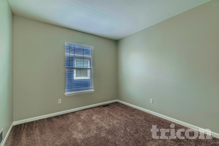 Building Photo - 300 Fieldstone Dr