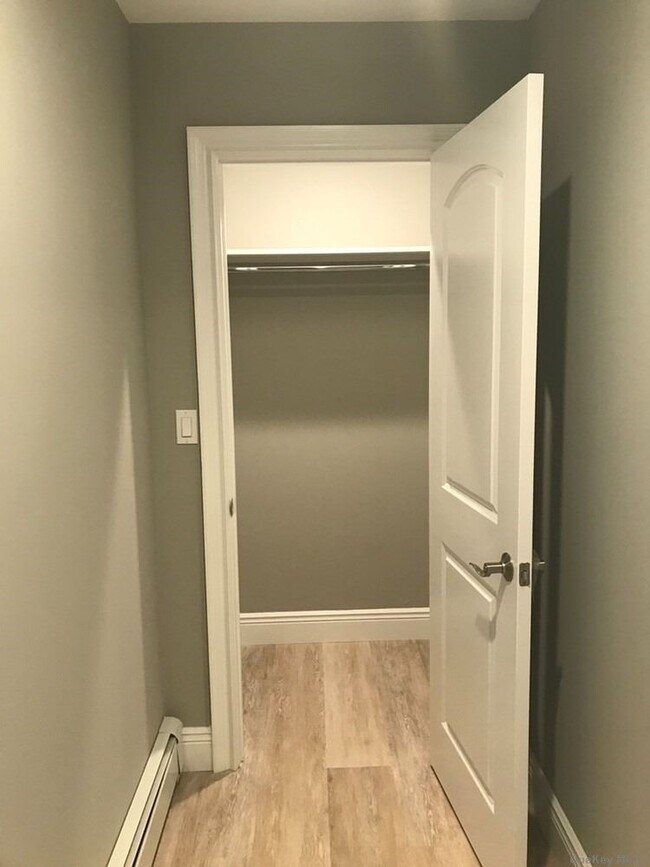 Building Photo - 328 Glen Cove Rd